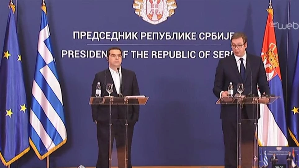 Είναι αυτή σοβαρή εικόνα Πρωθυπουργού; – Η γλώσσα του σώματος πρόδωσε -πάλι- τον Τσίπρα: Ξανά με τα χέρια στις τσέπες